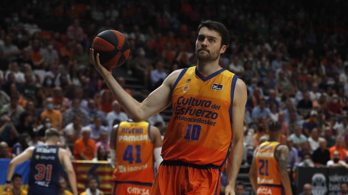 Gesto serio de Mike Tobey en un partido para olvidar del Valencia Basket