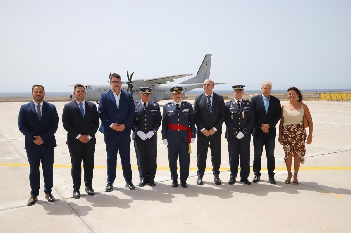 Alcaldes de Lanzarote y otras autoridades en la toma de posesión del nuevo jefe del Aeródromo Militar de Lanzarote.