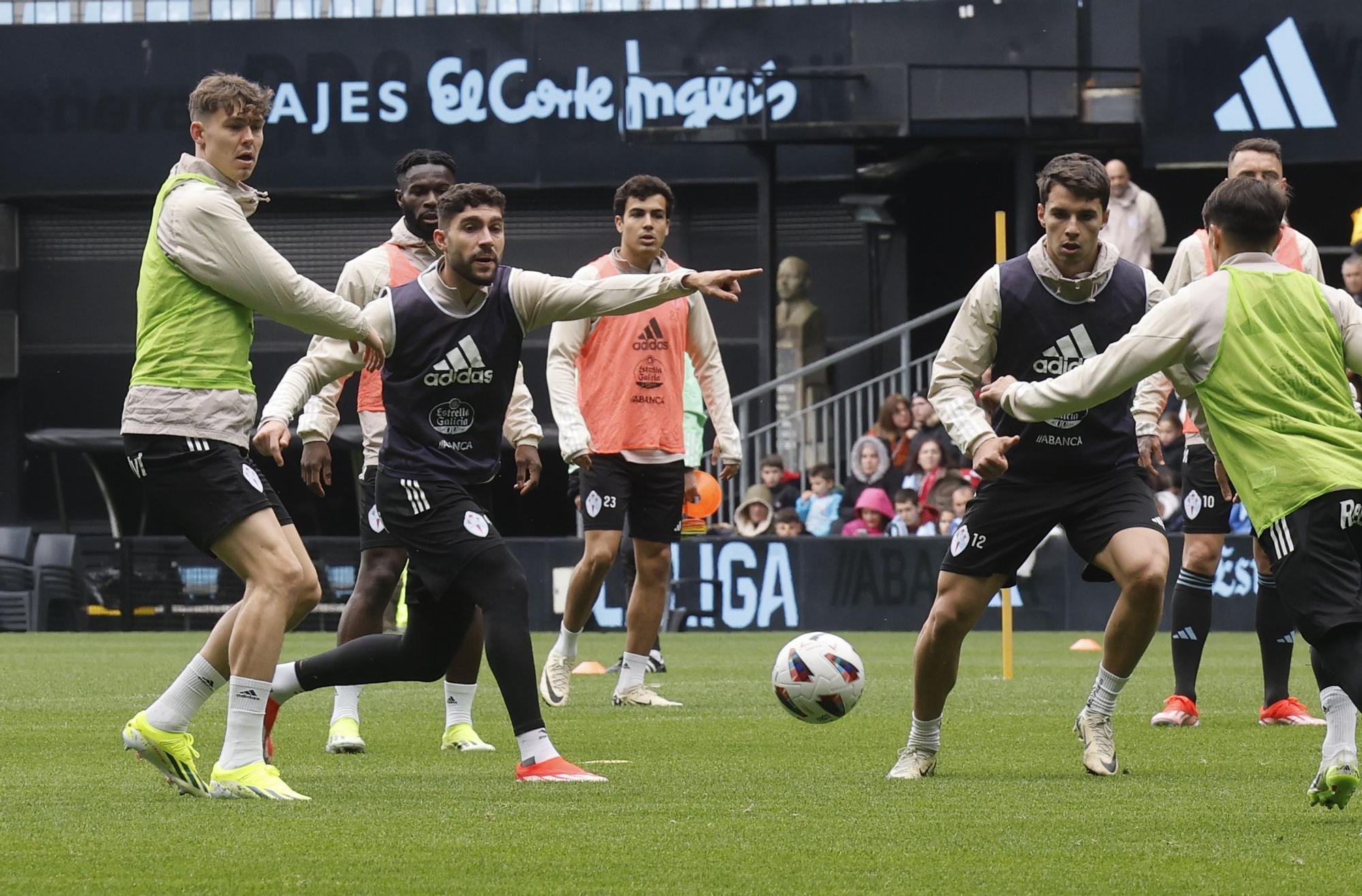 Cientos de aficionados disfrutan del entrenamiento del Celta en Balaídos