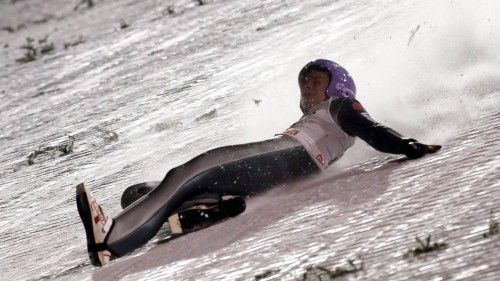 Espectacular caída en una prueba de saltos de esquí