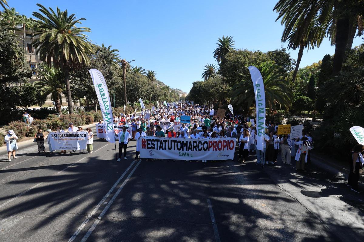 Cerca de un millar de médicos se manifiestan en el Paseo del Parque