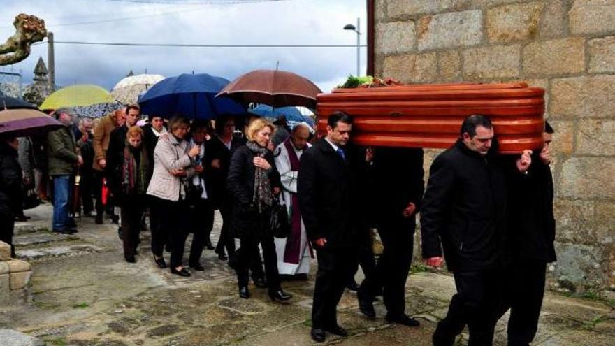 Asistentes al funeral celebrado ayer en la iglesia parroquial de Sobradelo.  // Iñaki Abella