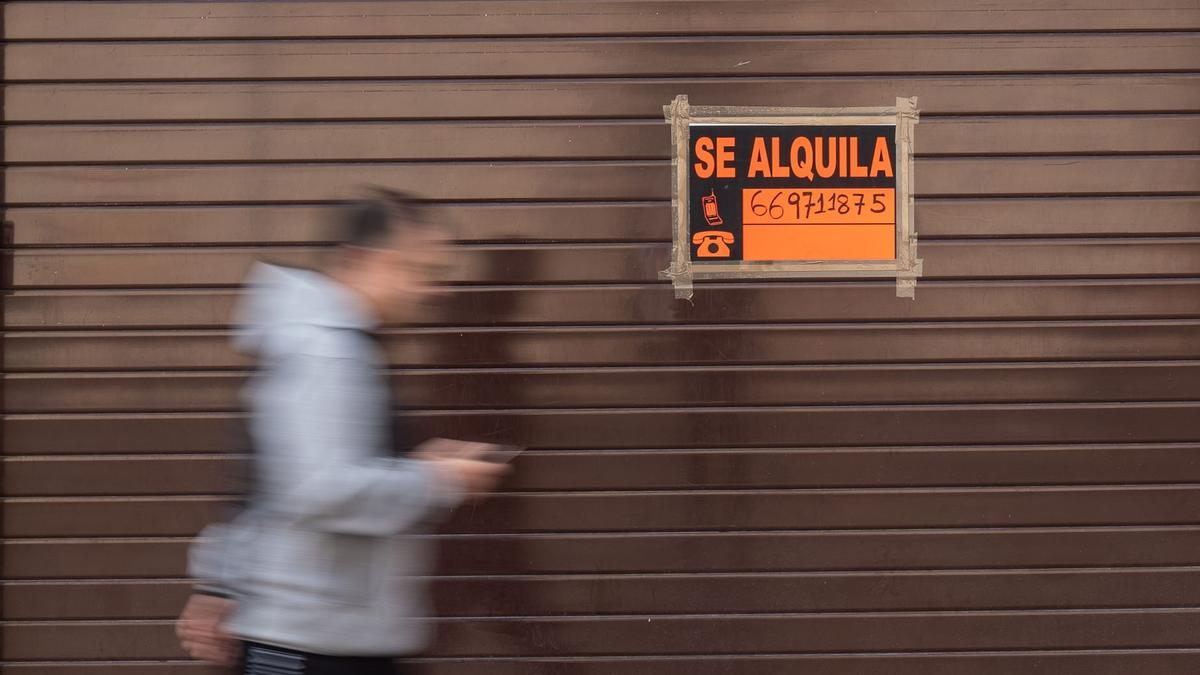 Cierre de un comercio en Zamora donde cuelga el cartel de &quot;Se alquila&quot;.