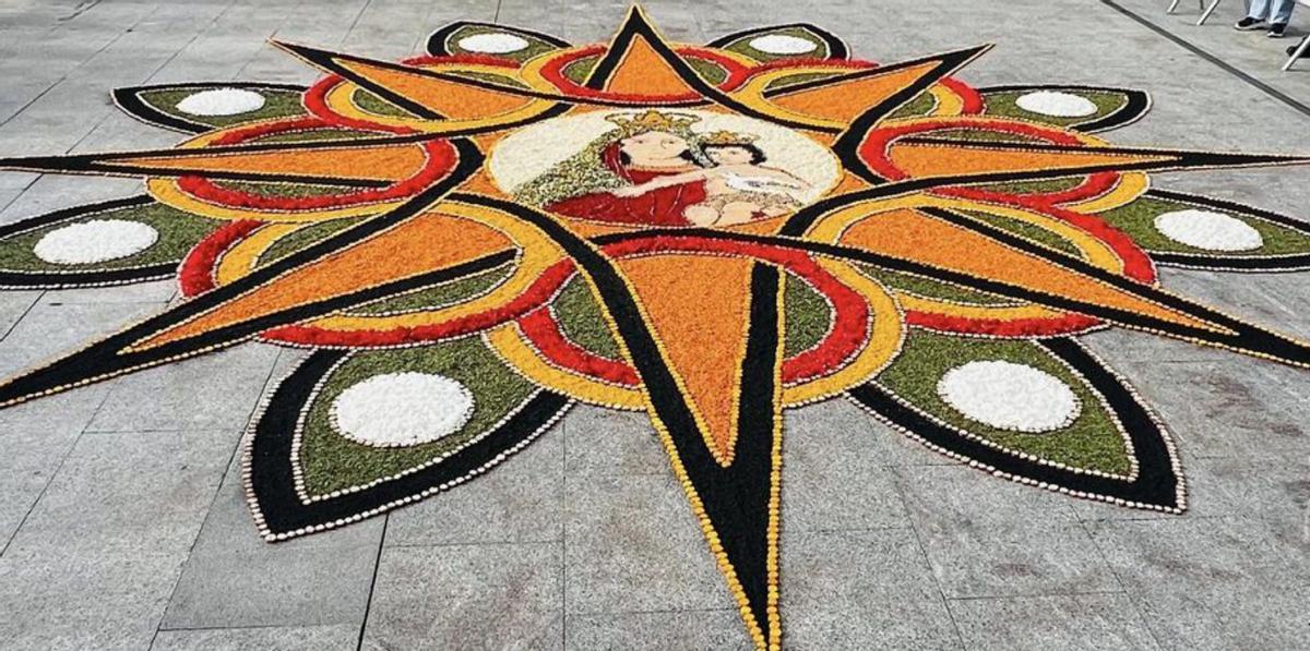 Alfombra floral hecha por los alfombristas de Ponteareas en la plaza del Pilar de Zaragoza. Octubre 2025