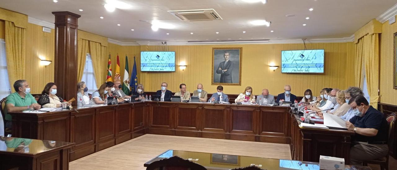 Un momento del pleno celebrado en el Ayuntamiento de Cabra.