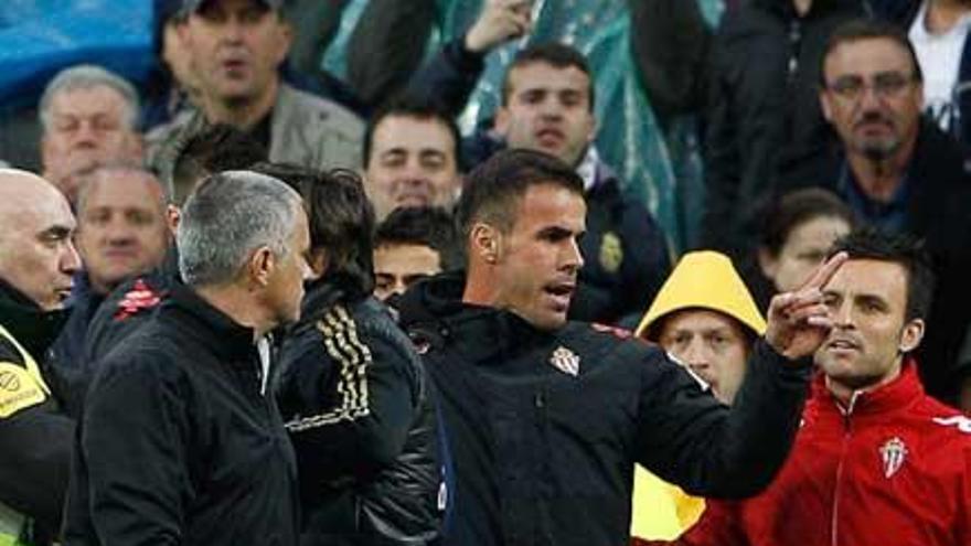 Mourinho, tras el incidente, con Nacho Cases tapado por Rui Faría y Bilic.