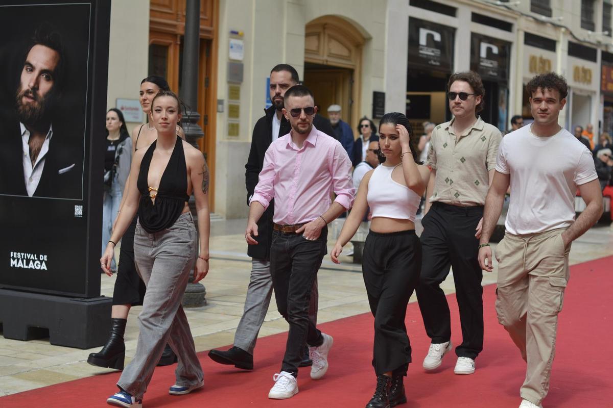 Pedro Carillo junto al reparto.