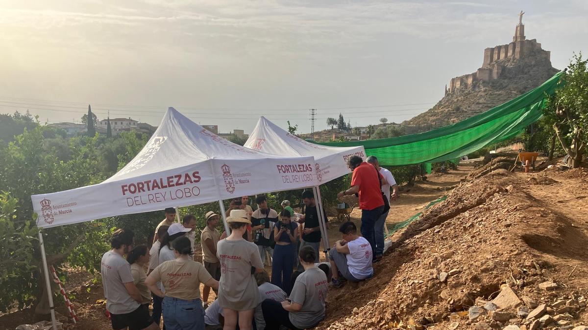 Los trabajos de esta campaña de excavación 2026 se han desarrollado en la zona más inferior de la subida al Castillejo