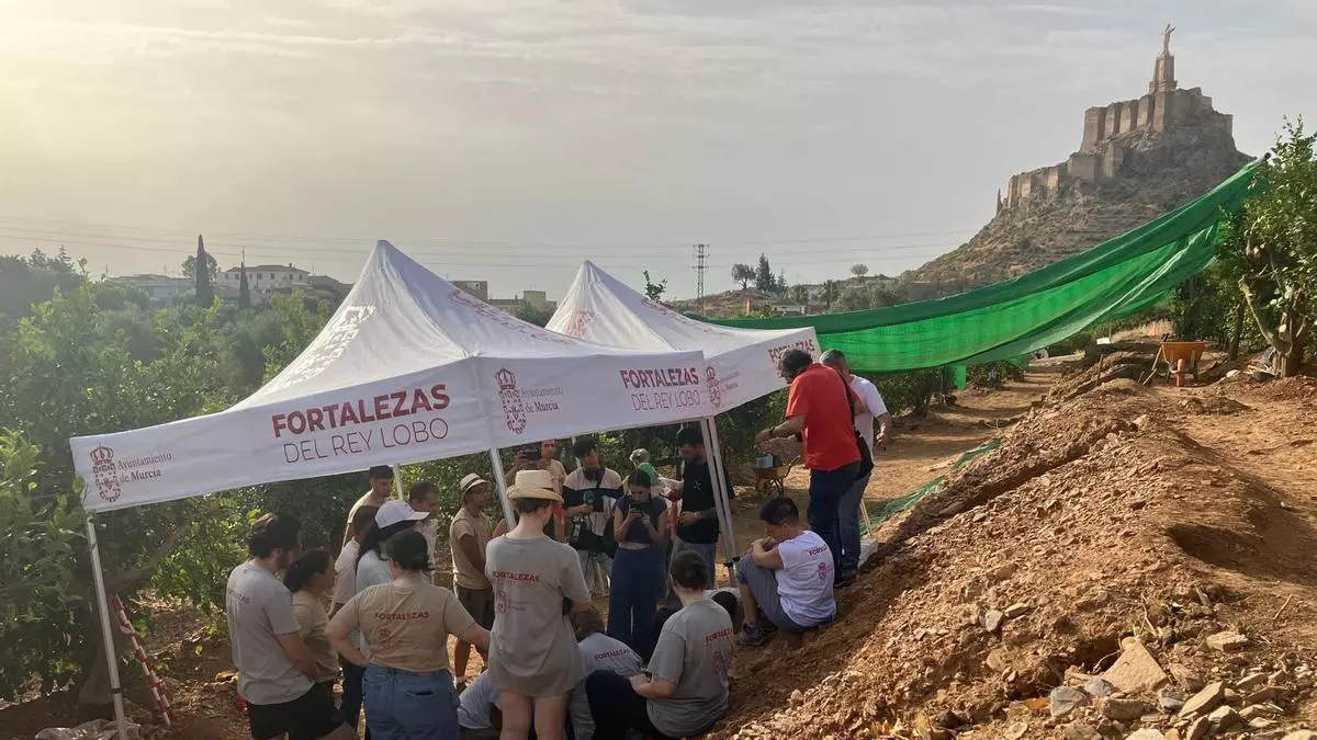 Un enterramiento y el trazado de un tercer recinto del Castillejo de Monteagudo salen a la luz en las últimas excavaciones