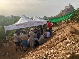 Los trabajos de esta campaña de excavación 2026 se han desarrollado en la zona más inferior de la subida al Castillejo