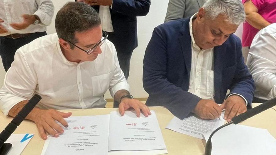 El alcalde en funciones de Puerto del Rosario, Juan Jiménez (d) junto a su sustituto, David de Vera, en la firma del pacto. | | ONDA FTVA.