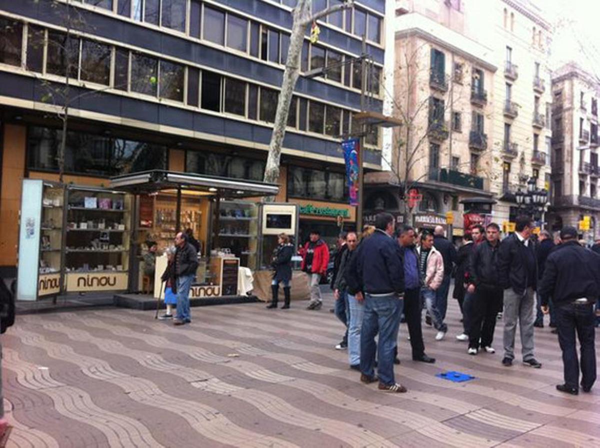 Trilers a la Rambla.No fa gaire, la Rambla de Barcelona era un dels reclams de la que considero la millor ciutat del món. Ara, veig amb impotència la seva degeneració. Aquest passeig no mereix el tracte que rep d’un ajuntament que fa els ulls grossos davant el verdader problema, les activitats delictives com les dels trilers de la imatge, que fan el que volen davant els quioscos, als quals l’autoritat municipal sí que ha posat data de caducitat.
