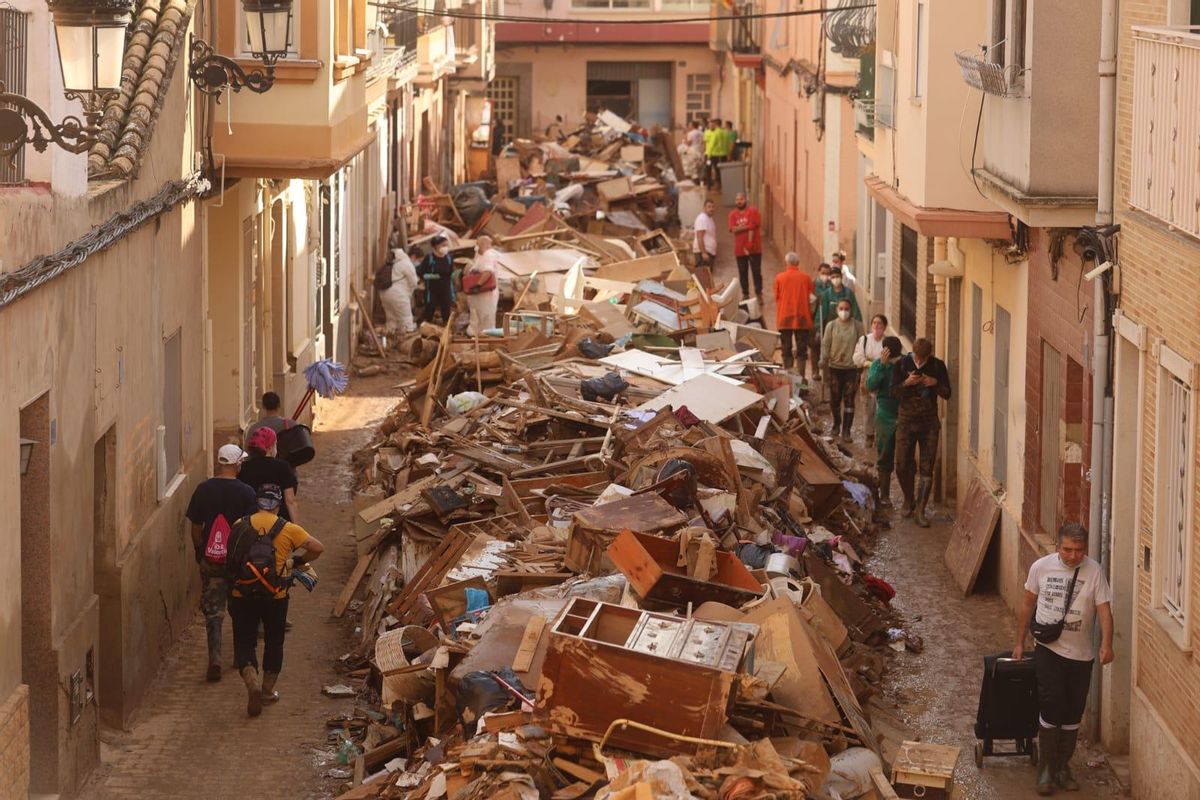 Una calle de Paiporta antes del paso de la maquinaria pesada.