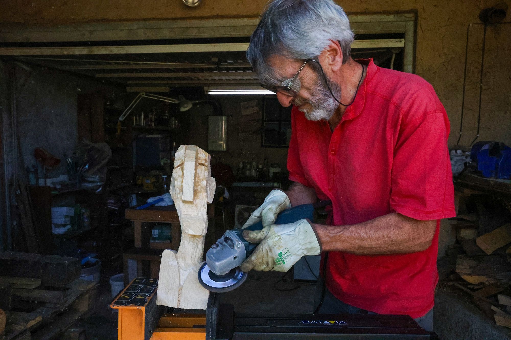 La amoladora es, tras la motosierra, una de sus herramientas más comunes de trabajo