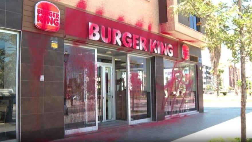 Activistas manchan de "sangre" el Burger King de Doctor Lluch