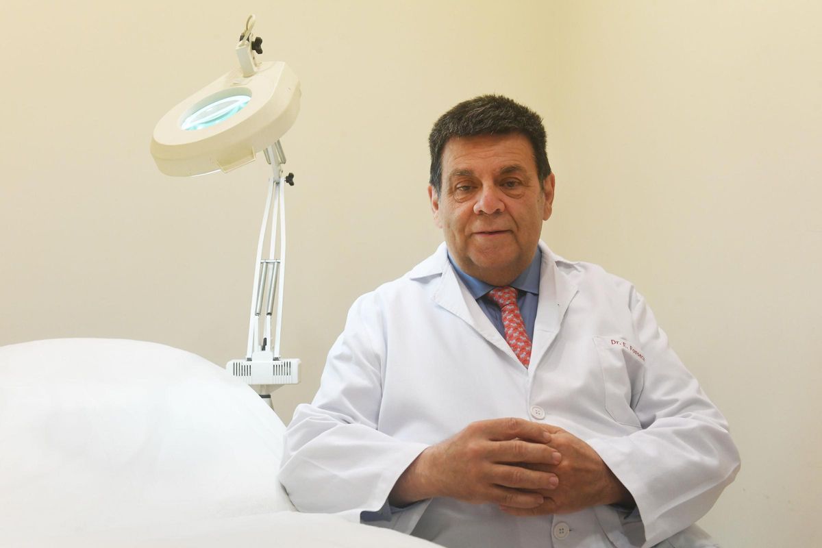 El doctor Eduardo Fonseca, en su consulta privada de A Coruña.