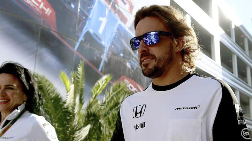 Alonso pasea por el paddock de un circuito en 2015