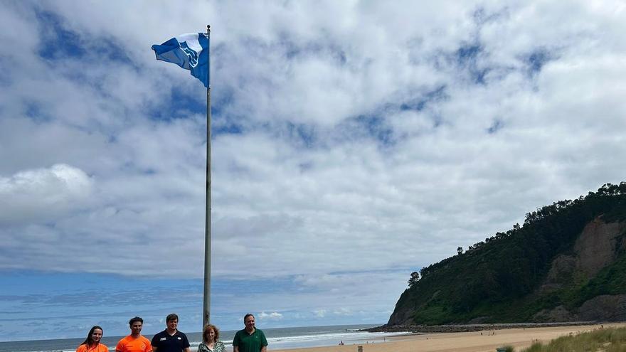 La playa de Rodiles iza la bandera azul un verano más