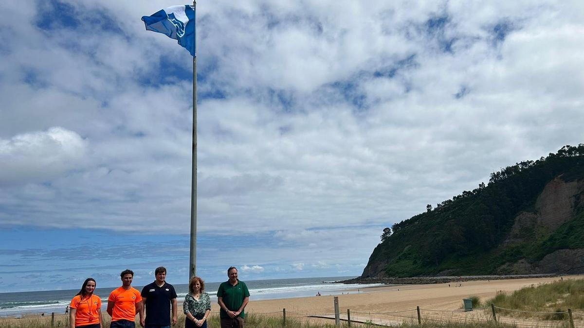 La playa de Rodiles iza la bandera azul un verano más