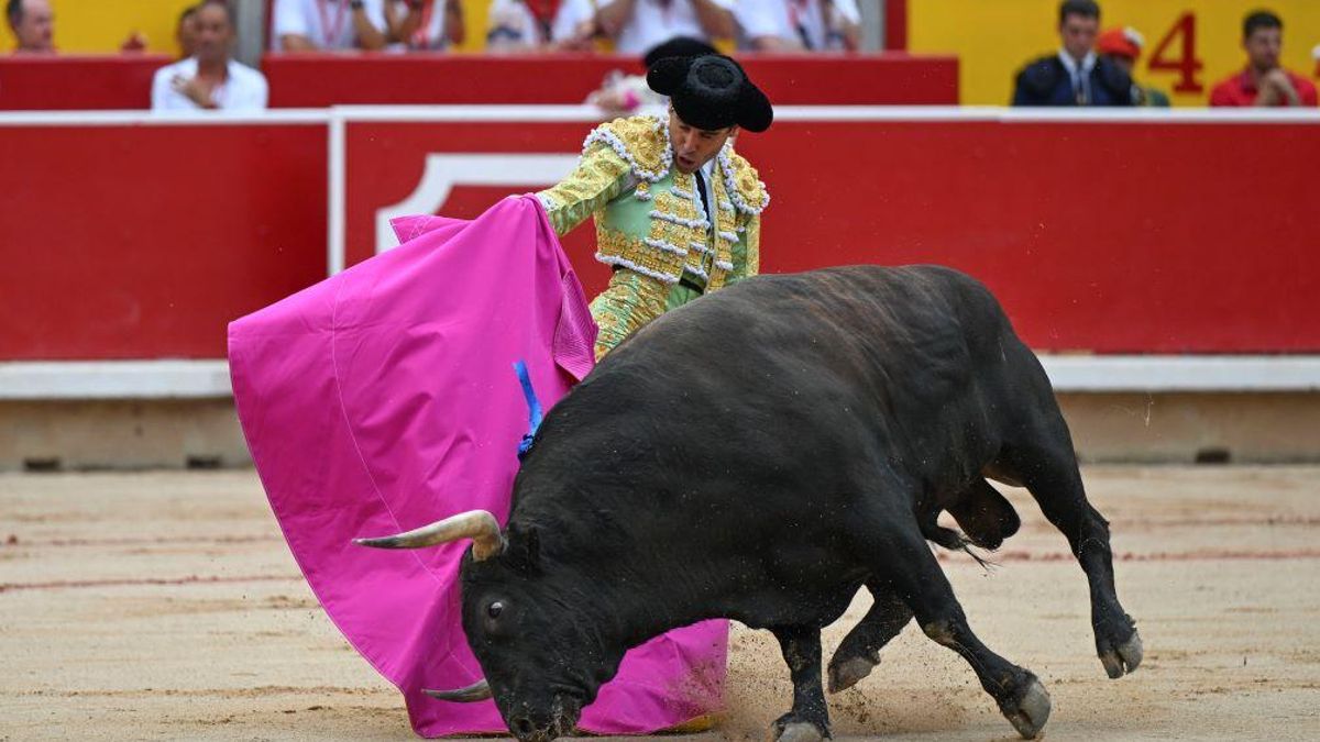 Juan Ortega recibe con el capote a su primer toro