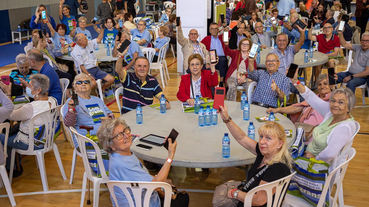 ‘Hackatón sénior’ en L’Hospitalet. Talleres digitales para la gente mayor.