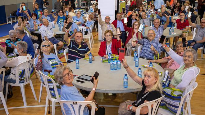 Los mayores de L’Hospitalet aprenden a usar el móvil.