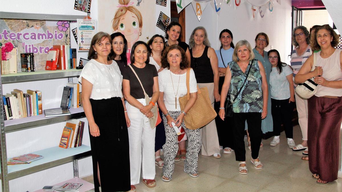 Representantes municipales con el grupo de tejedoras en el punto de intercambio de libros