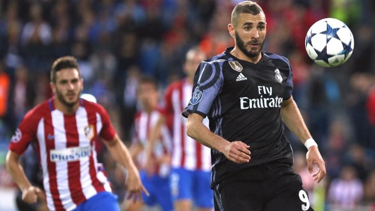 Benzema controla el balón perseguido por Koke