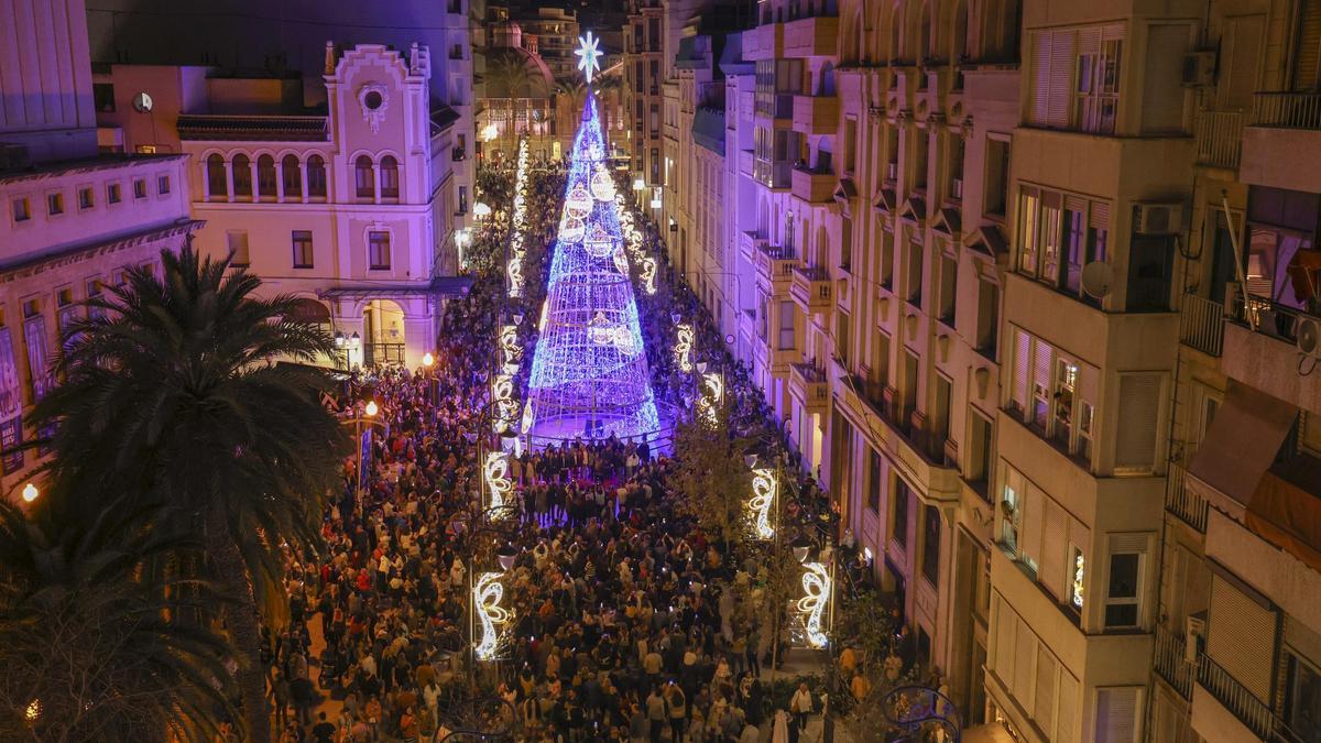Las calles del centro de Alicante abarrotadas durante el encendido del alumbrado de Navidad.