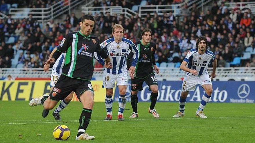 Molina lanzando el penalti que significó el gol del triunfo del Elche en Anoeta en la primera vuelta de la Liga.