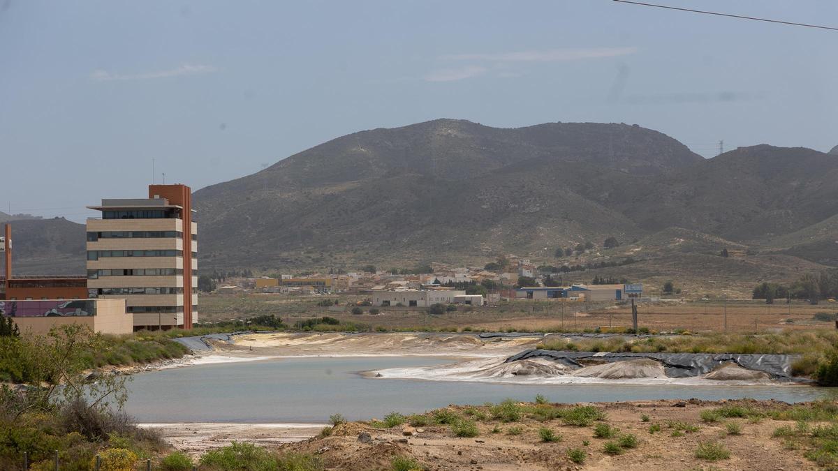Terrenos contaminados de la antigua fábrica de Española del Zinc, en Torreciega.