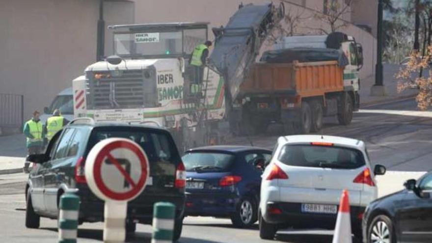 Imagen de los trabajos de asfaltado en la calle Espejo, en la entrada norte de la ciudad.