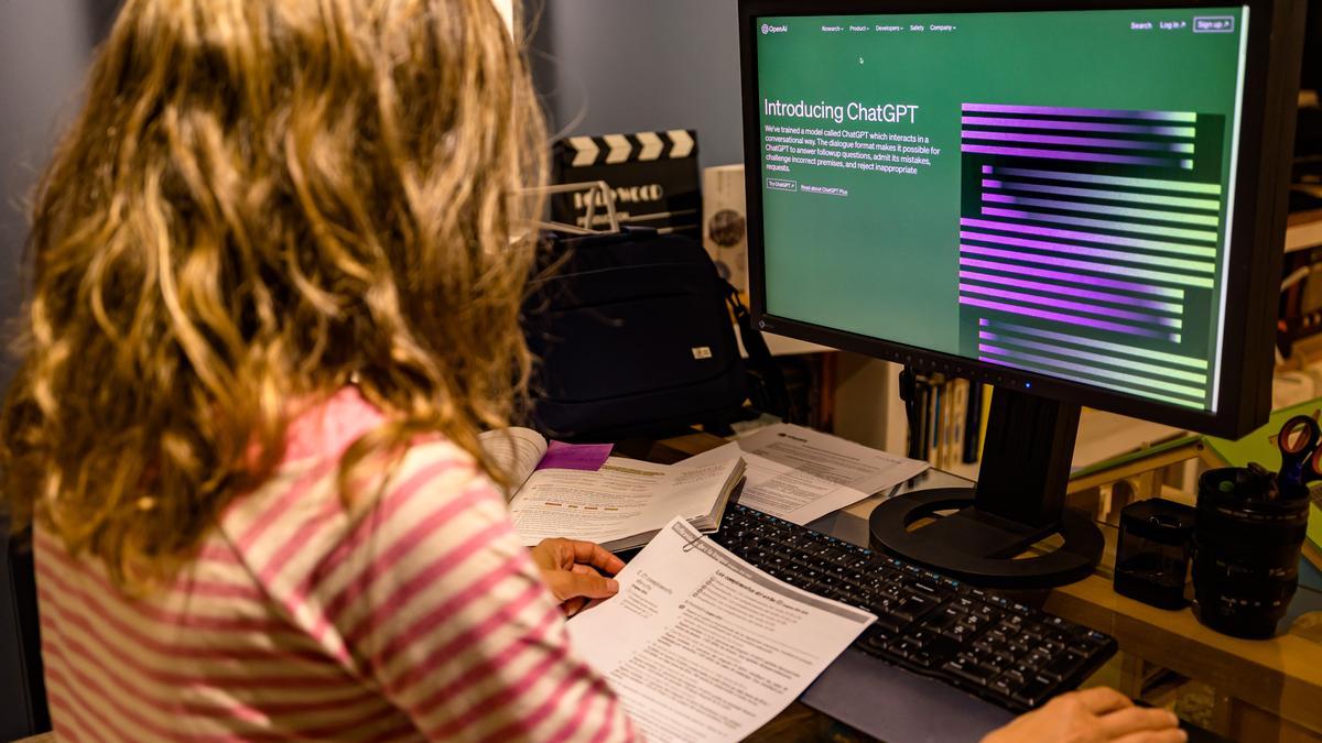 Una estudiante usando el ChatGPT en su ordenador.