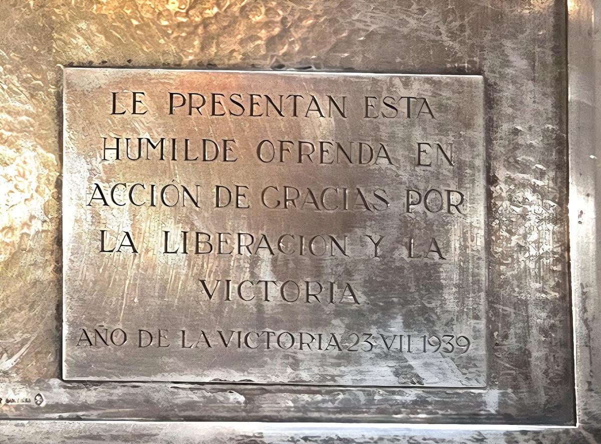 Inscricpión que celebra la victora del bando nacional.