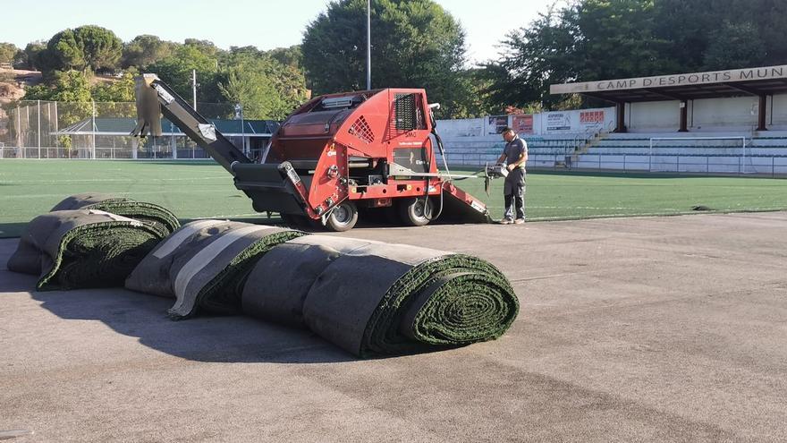 Sant Fruitós inaugura la nova gespa del camp de futbol