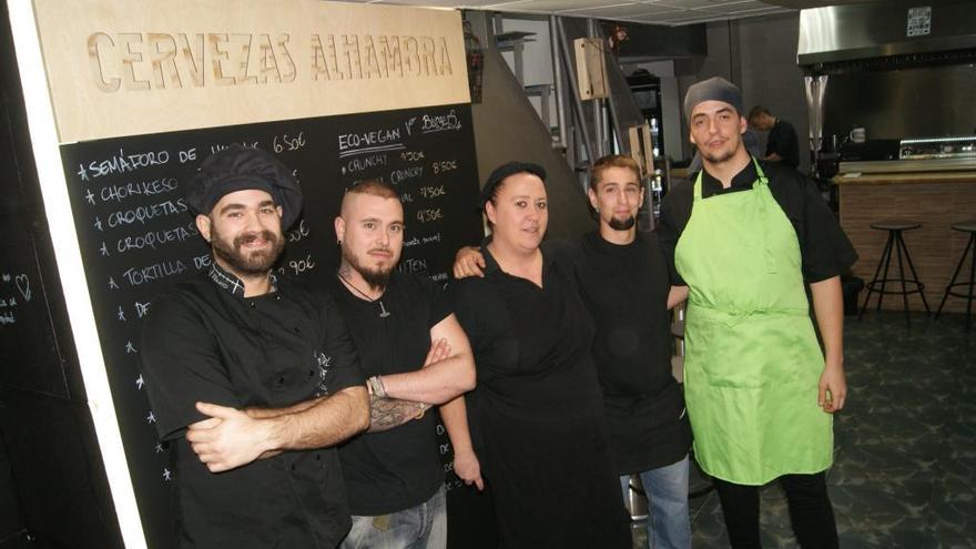 Ulises Garro, segundo por la izquierda, junto a parte de su equipo.