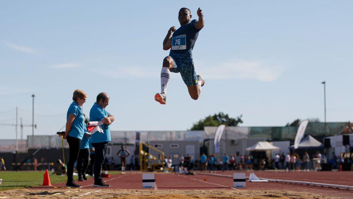 Una espectacular imagen deuno de los participantes en la prueba de salto de longitud masculino. Toni escobar