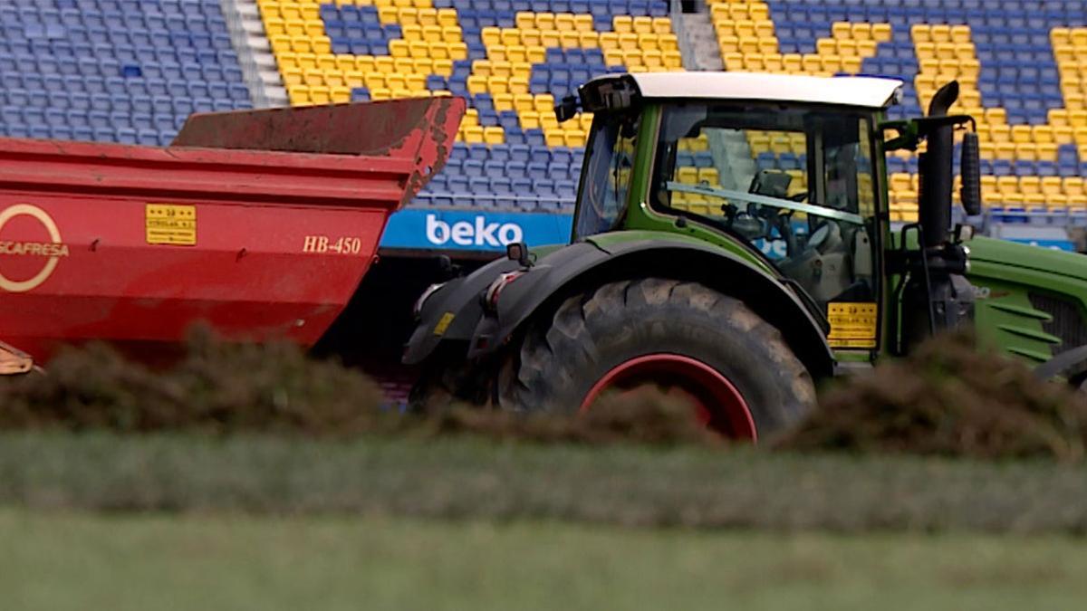 El Camp Nou renueva su césped