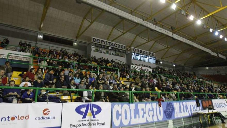 Aficionados del COB en un partido en el Paco Paz. // Jesús Regal