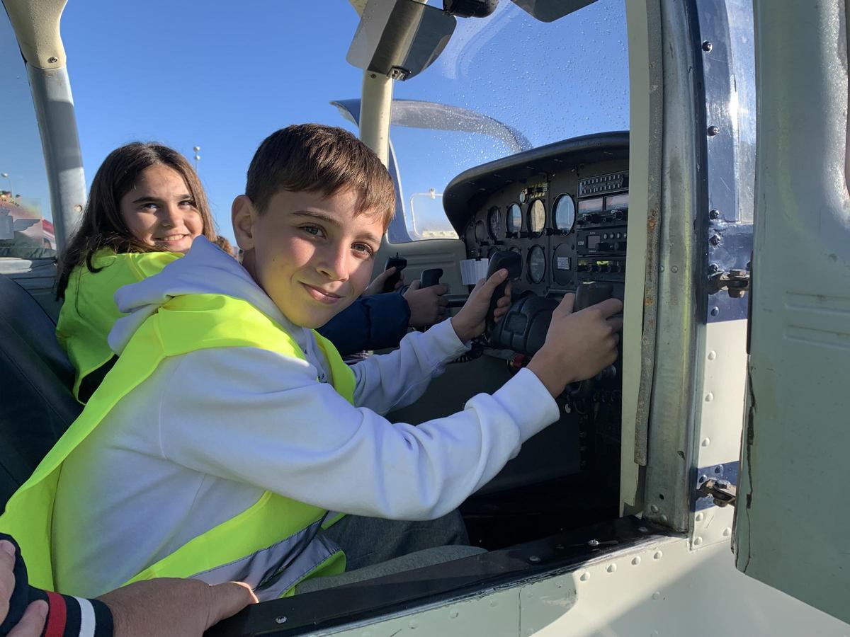 Dos alumnos a los mandos del avión del Aeroclub de Badajoz.
