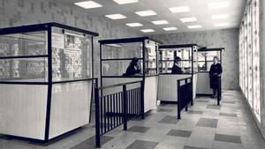 Tres empleadas en el patio de taquillas de la estación de La Bordeta en el año 1964