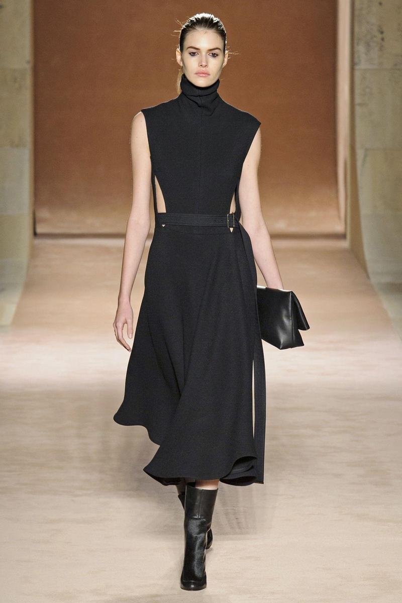 11 imprescindibles de Victoria Beckham: vestido negro con aberturas