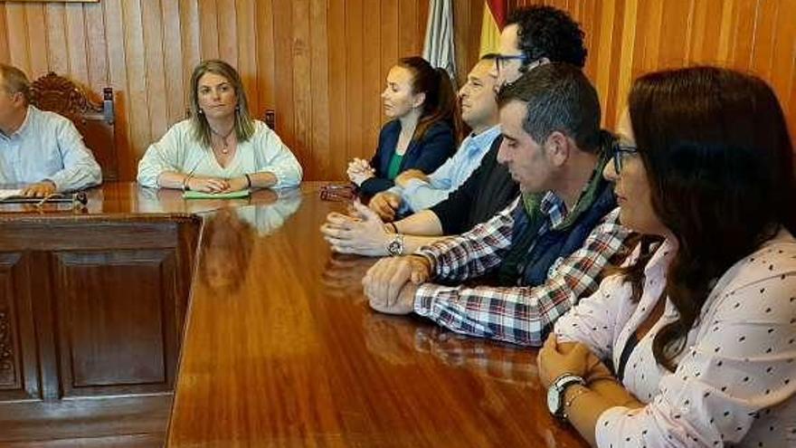 La alcaldesa con los miembros de su gobierno. // FdV