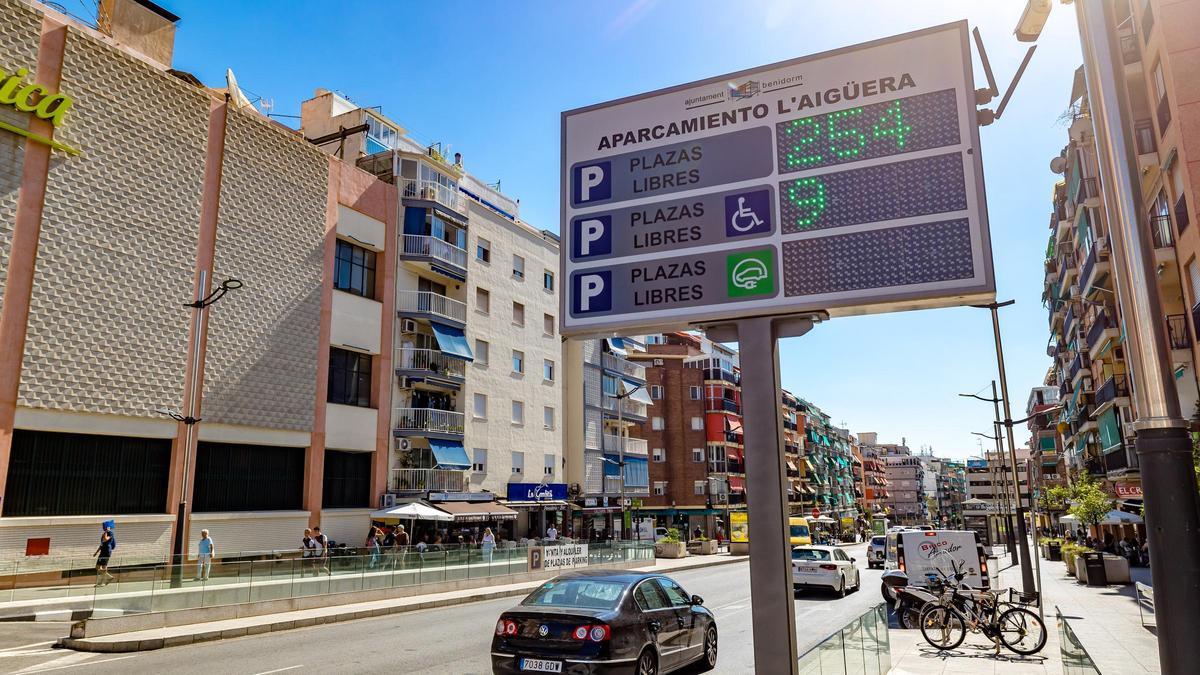 Una de las pantallas digitales para conocer el número de plazas en el parking de Benidorm.
