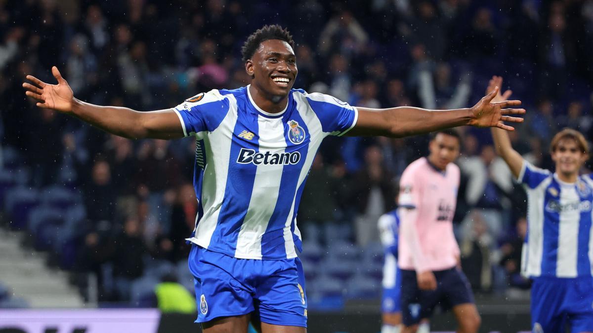 Samu Aghehowa cerró el marcador ante el Niza desde el punto de penalti