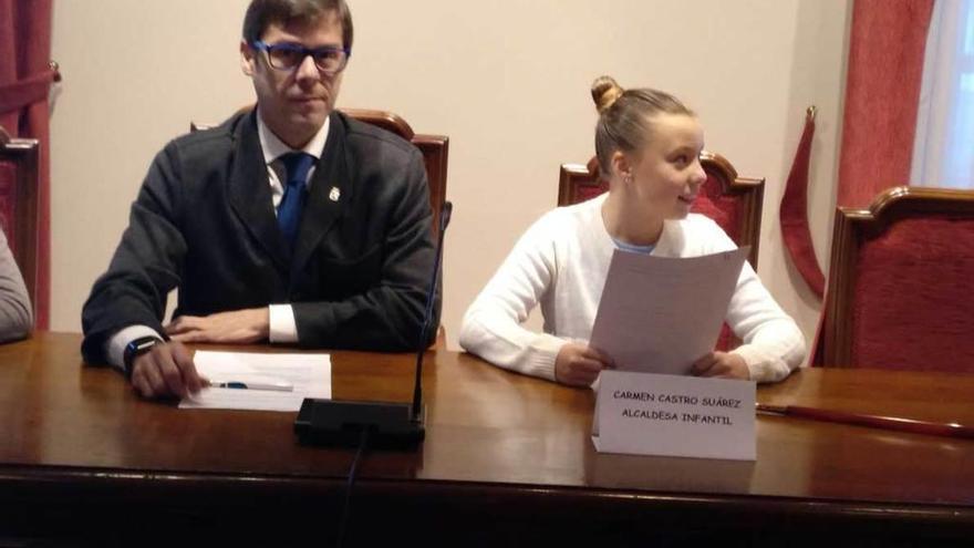 El regidor, Ignacio Escribano, junto a la alcaldesa infantil, Carmen Castro, ayer, en el salón de plenos cudillerense.