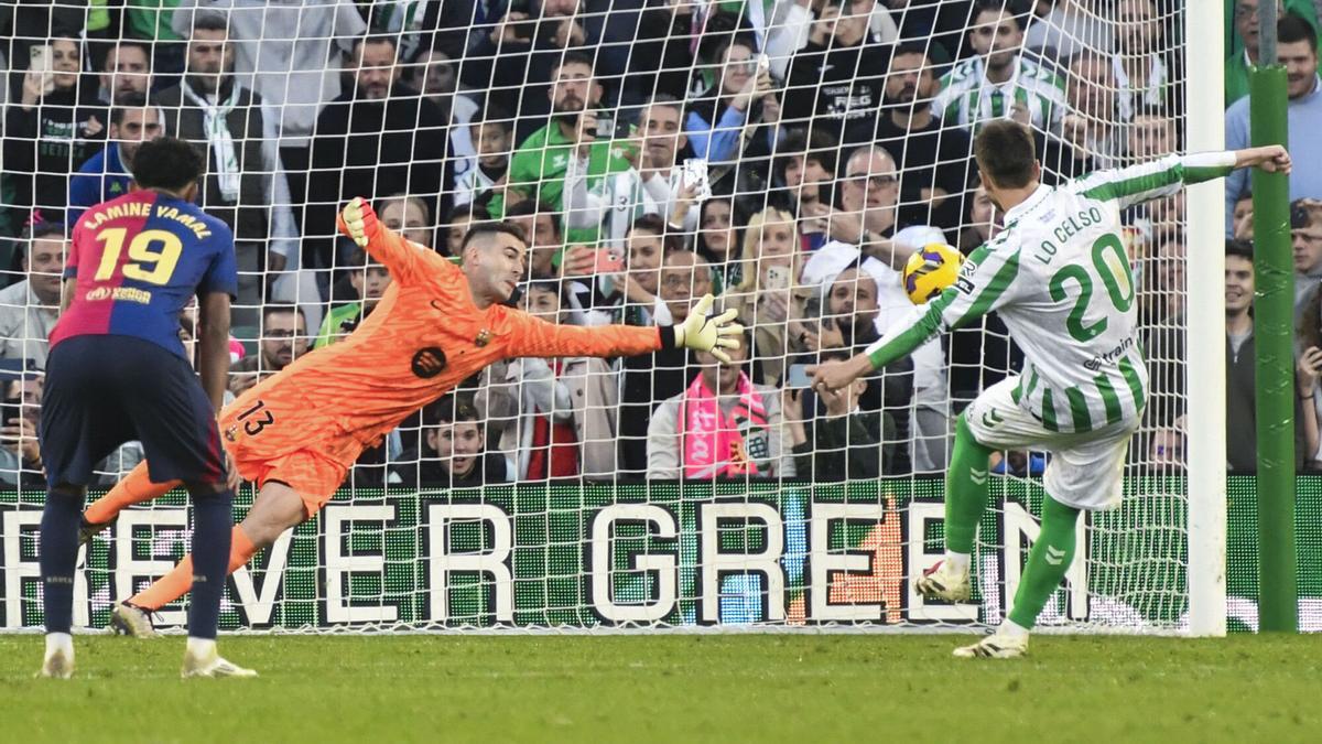 Giovani Lo Celso anota de penalti en el Betis-Barça de LaLiga 2024/25 en el Benito Villamarín.