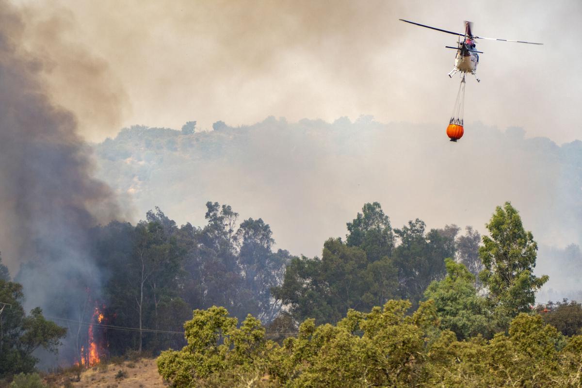 Las impactantes imágenes del incendio de El Cerro de Andévalo