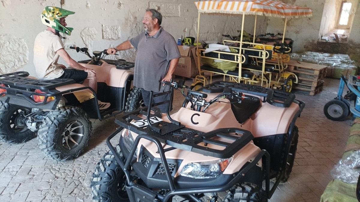 L'equip d'Actiescola i Terramar posant a punt els nous vehicles elèctrics