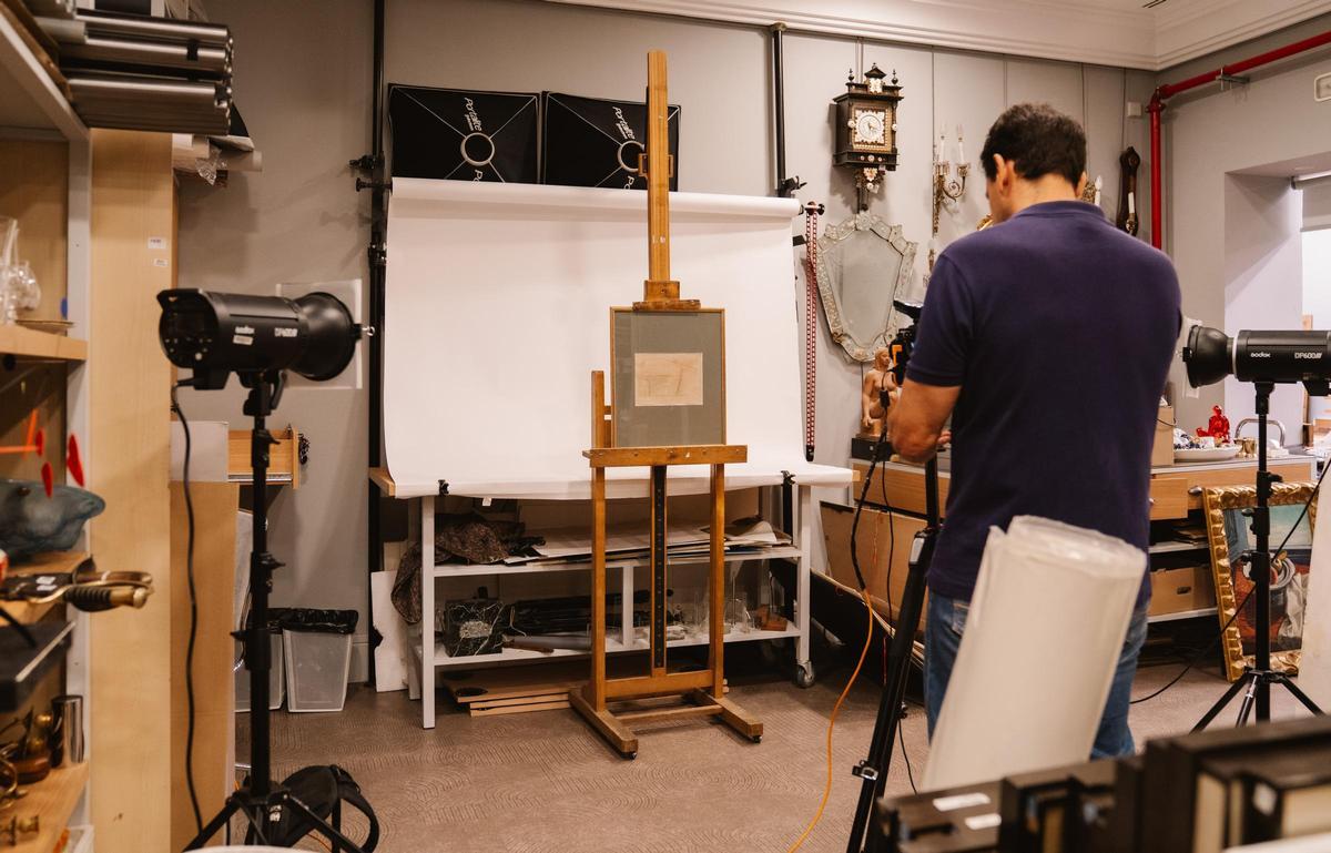Un dibujo de Albert Rafols Casamala es fotografíado para formar parte del catálogo de la subasta de junio